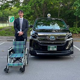福祉タクシー車両の正面と車椅子