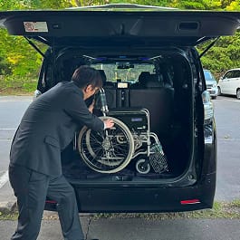 車椅子をトランクへ積み込む様子