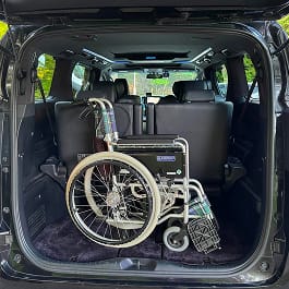 車内に固定された車椅子